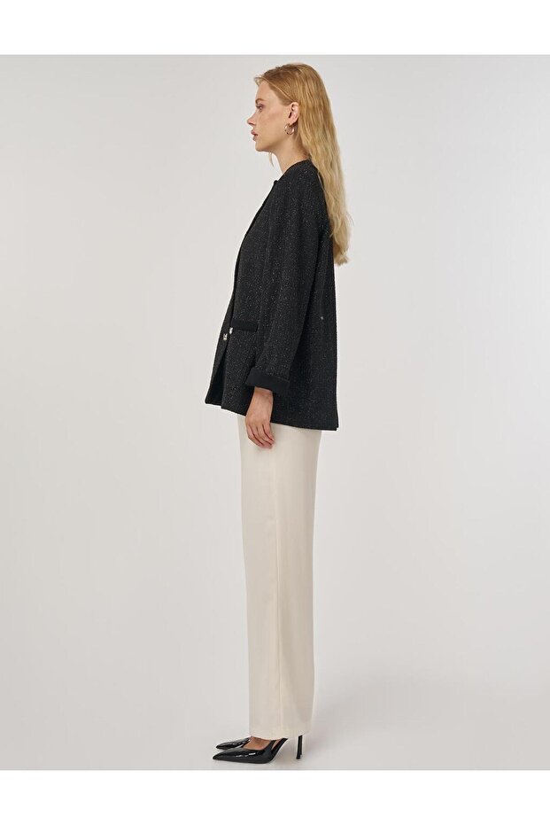 سترة بأزرار مفصلة باللون الأسود - 4