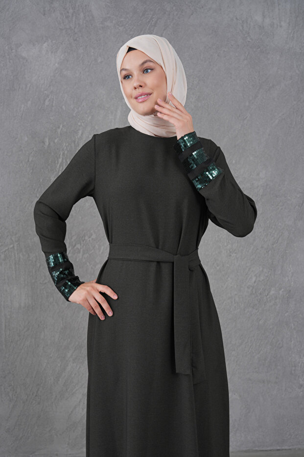 فستان بحزام مزين بالترتر على الأكمام