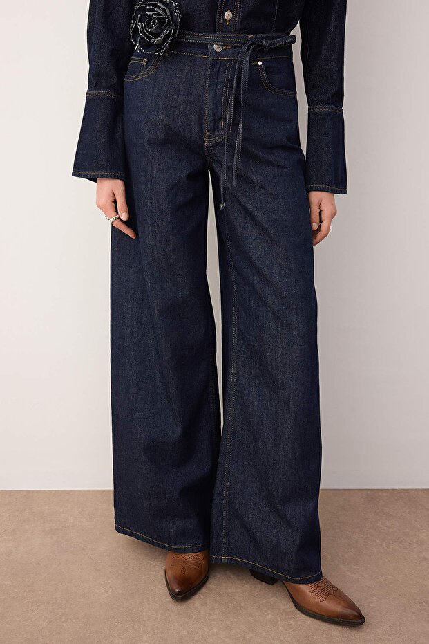 Koyu Mavi Yüksek Bel Gül Kemer Detaylı Wide Leg Jeans TWOAW26JE00171 - 3