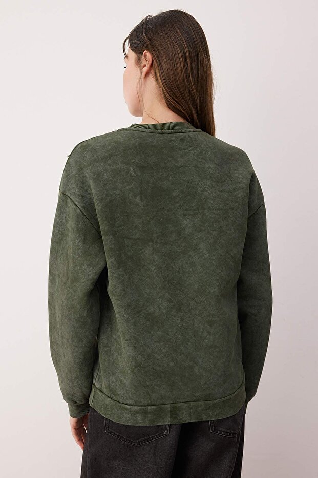 Haki Eskitme/Soluk Efektli Kalın İçi Polarlı İnci Detaylı Regular Örme Sweatshirt TWOAW24SW00152 - 4