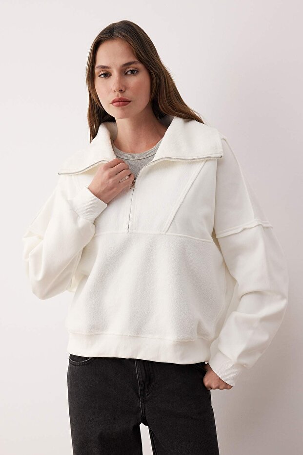 Ekru Regular/Normal Kalıp Polar Fermuarlı Cep Detaylı Kalın Örme Sweatshirt TWOAW26SW00009