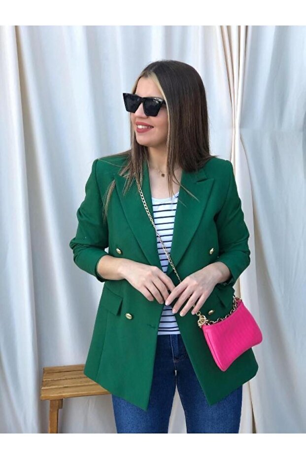 سترة بليزر بأزرار ذهبية كبيرة الحجم