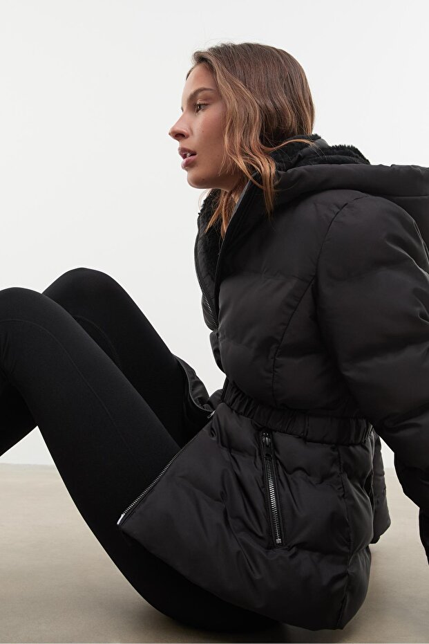 Kemerli ve kapüşonlu şişme mont - 3