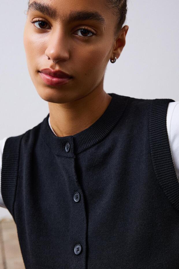 Düğmeli triko yelek - 4