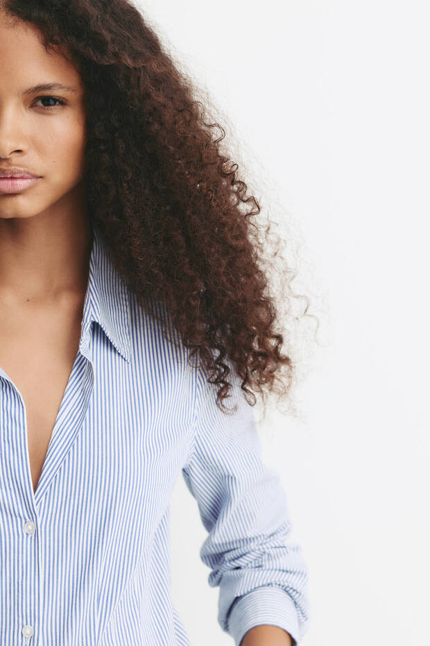 Fitted poplin shirt with pleats - 4