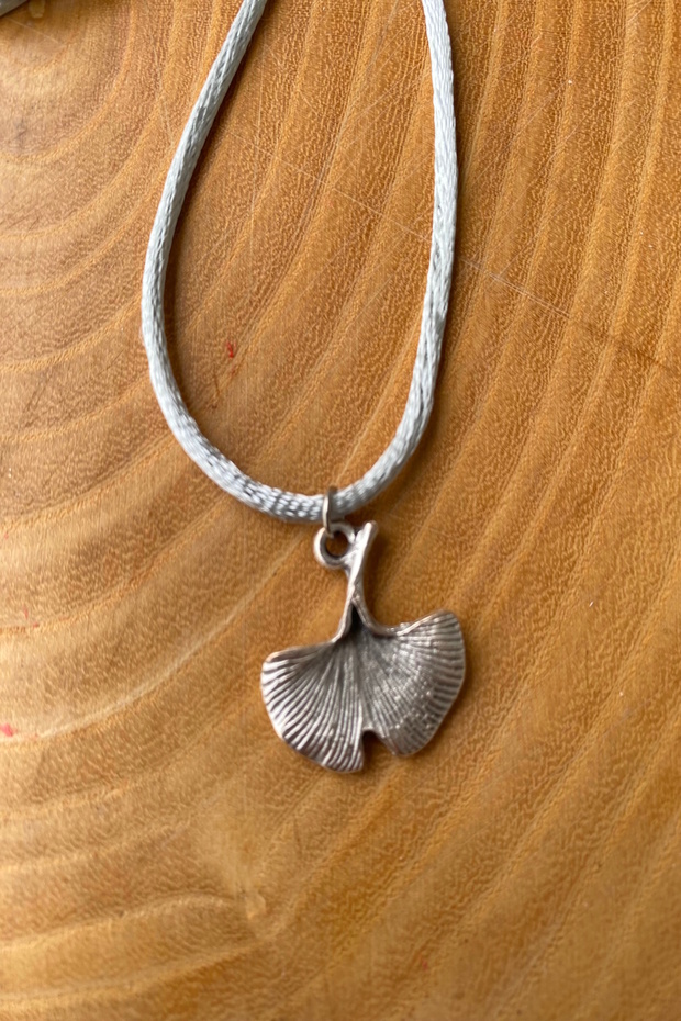قلادة فضية على شكل أوراق الجنكة - 2
