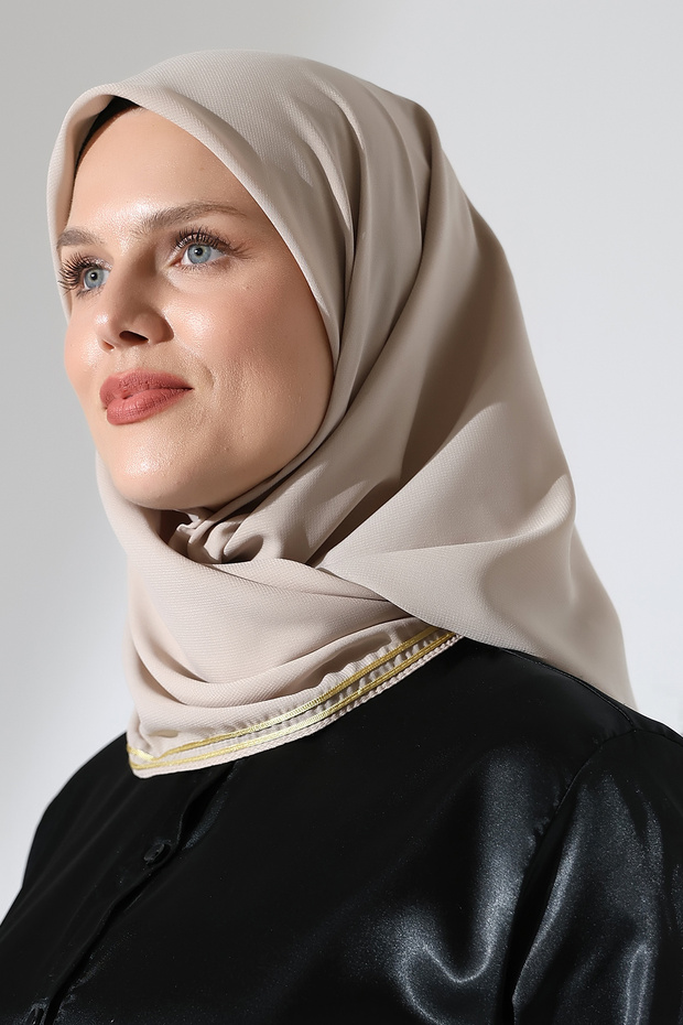وشاح شيفون مسطح بتصميم ملتف مع حواف مزخرفة - بيج