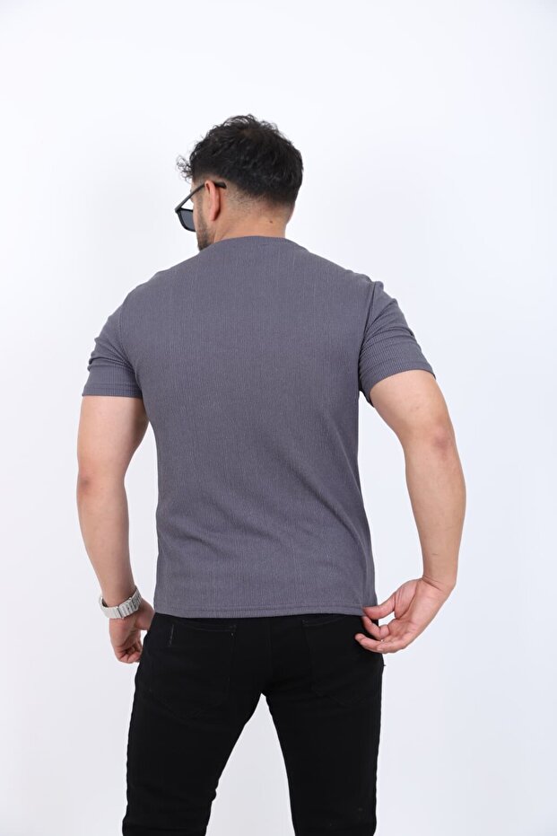 تي شيرت بتصميم بسيط أساسي - 3