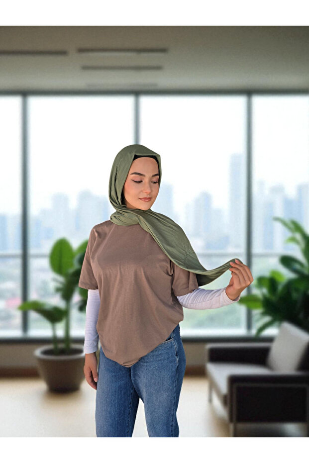 شال قطني ممشط باللون الأخضر الكاكي