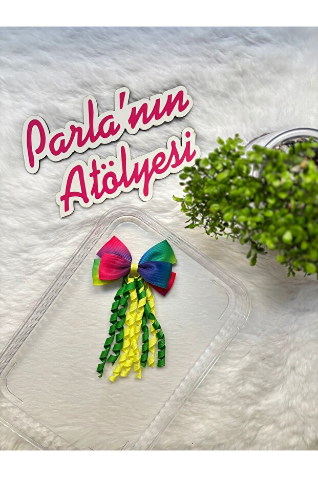 Bow-shaped hairpin with fringe and alligator clip