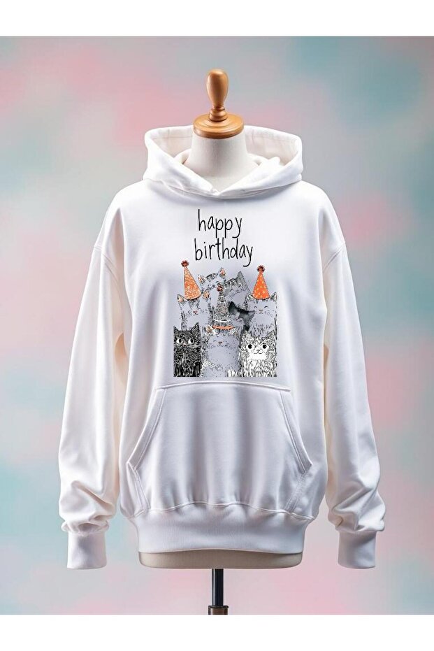 سويت شيرت أبيض كبير الحجم مطبوع عليه عبارة Happy Birthday مصنوع من القطن بثلاث خيوط