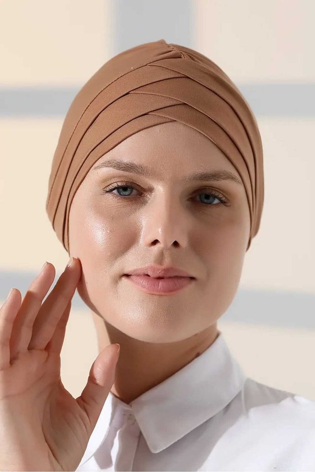 قبعة أنيقة بثلاثة خطوط بلون كريمي داكن