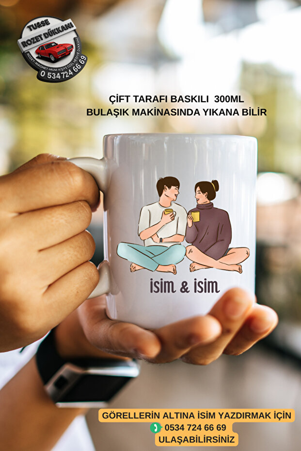 كوب مطبوع عليه اسم الزوجين الذين يشركان القهوة