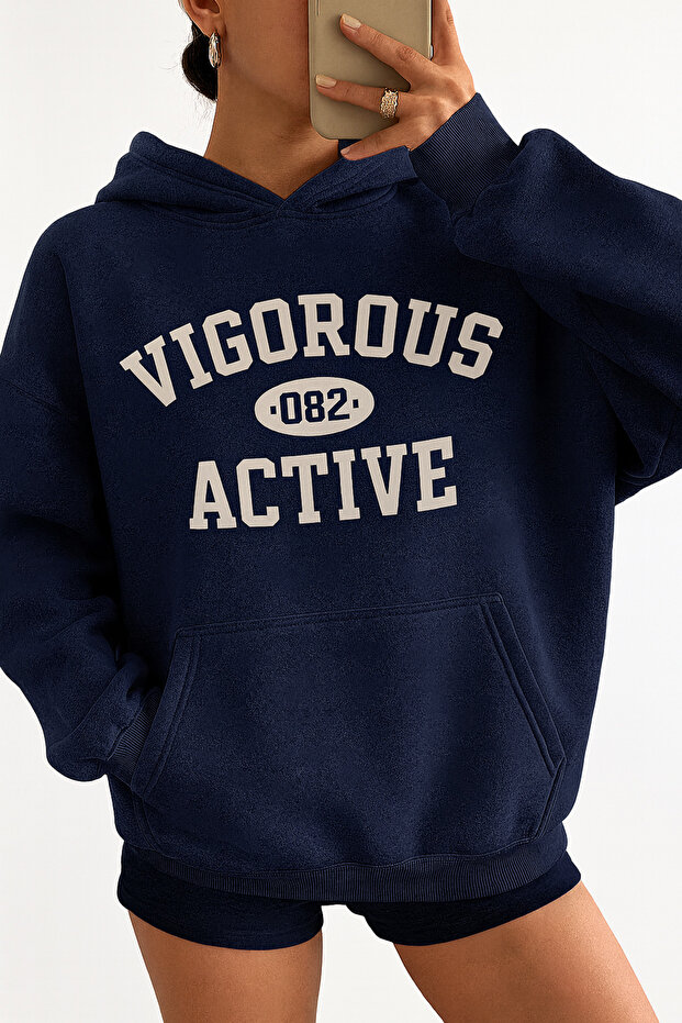 سترة رياضية فضفاضة بقلنسوة وجيب كنغر مع كتابة VIGOROUS ACTIVE على الجهة الأمامية، أسلوب رياضي مريح للارتداء اليومي
