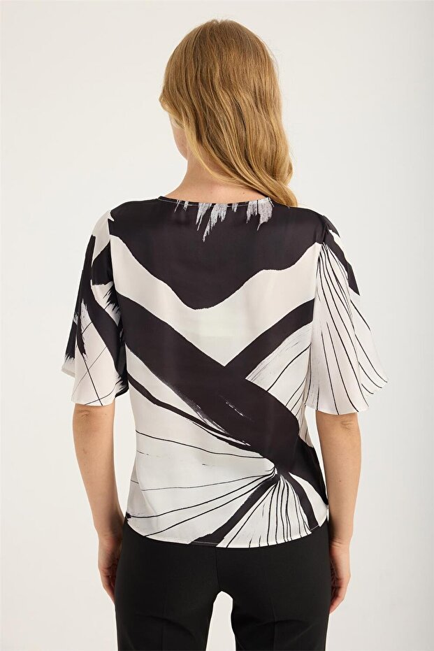 بلوزة منقوشة بأكمام قصيرة ورقبة على شكل حرف V - 5