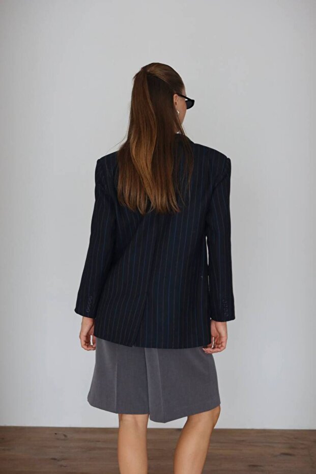 سترة بليزر مخططة باللون الأزرق الداكن - 5