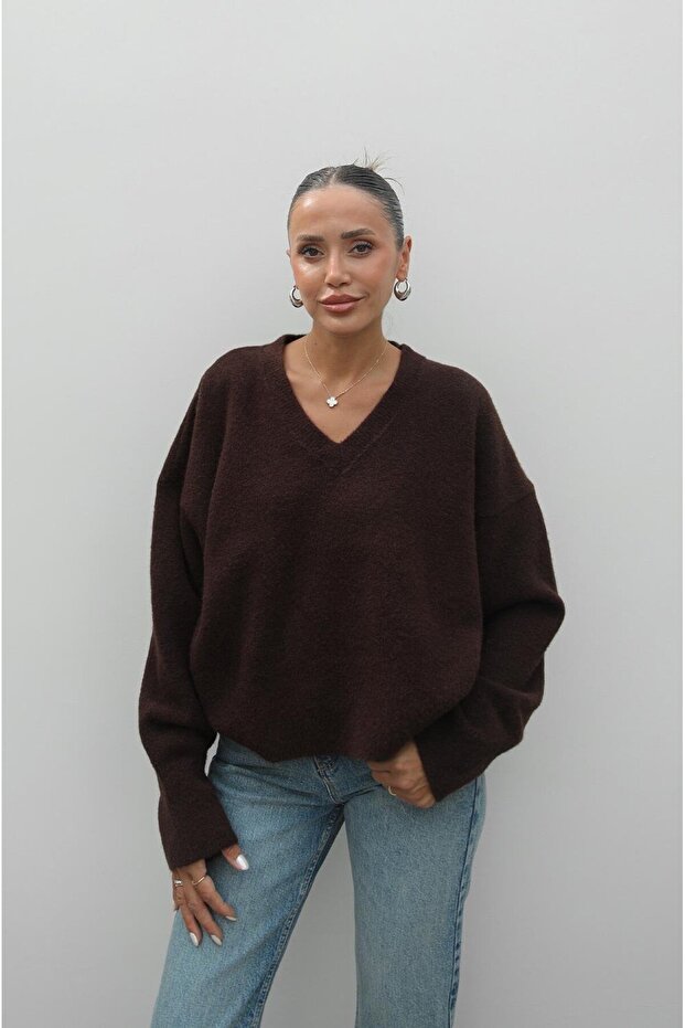 Brauner Pullover mit V-Ausschnitt und weicher Textur - 2
