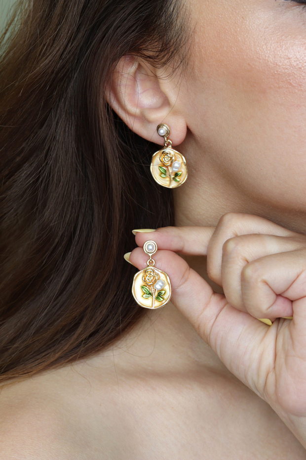 Sarı Mineli Çiçekli Sallantılı Küpe - 1