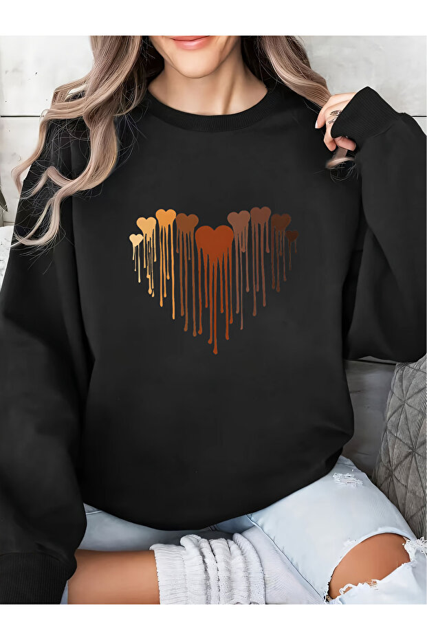 سويت شيرت كبير الحجم بتصميم مطبوع عليه قلوب ذائبة للجنسين