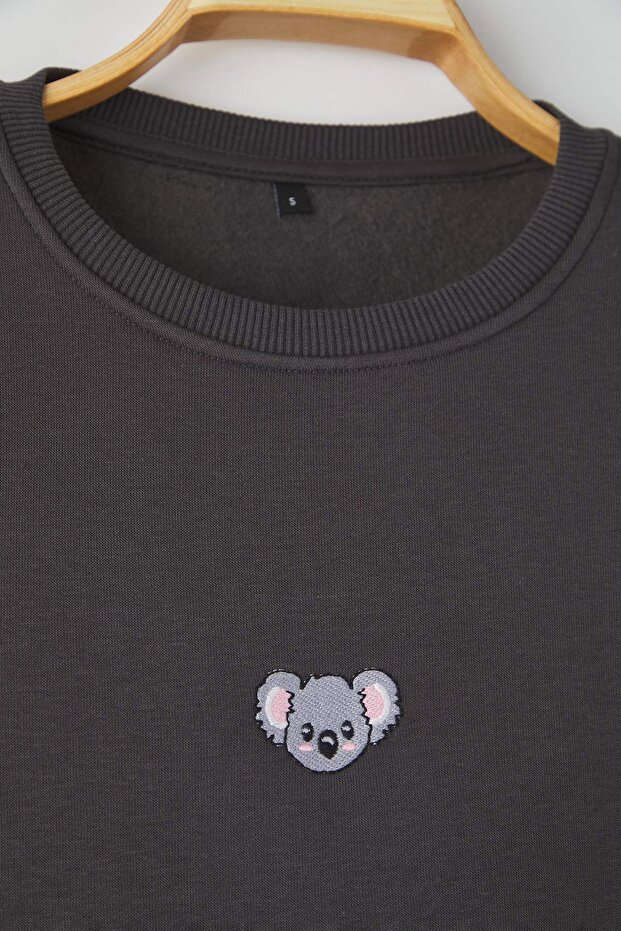 Antrasit Bisiklet Yaka Oversize/Geniş Kesim İçi Polarlı Koala Nakış Sweatshirt TMNAW24SW00064 - 7