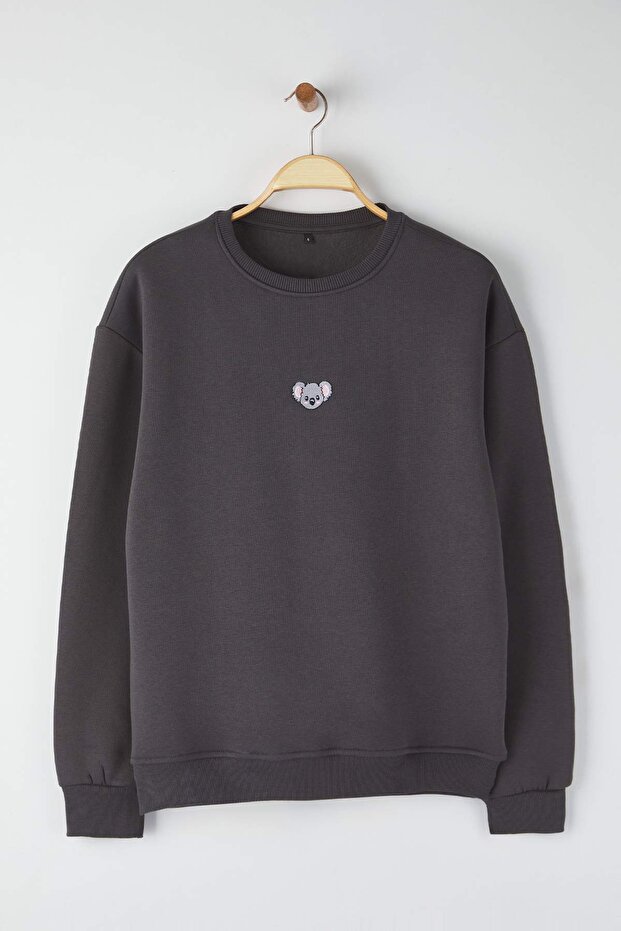 Antrasit Bisiklet Yaka Oversize/Geniş Kesim İçi Polarlı Koala Nakış Sweatshirt TMNAW24SW00064 - 6
