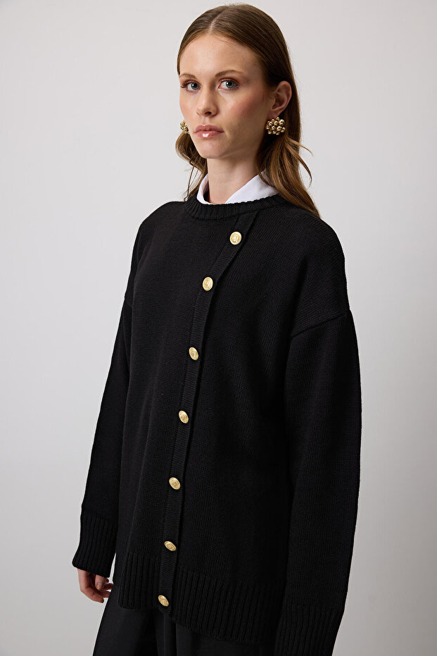 STRICKPULLOVER MIT DETAILLIERTEM KNOPF - 3