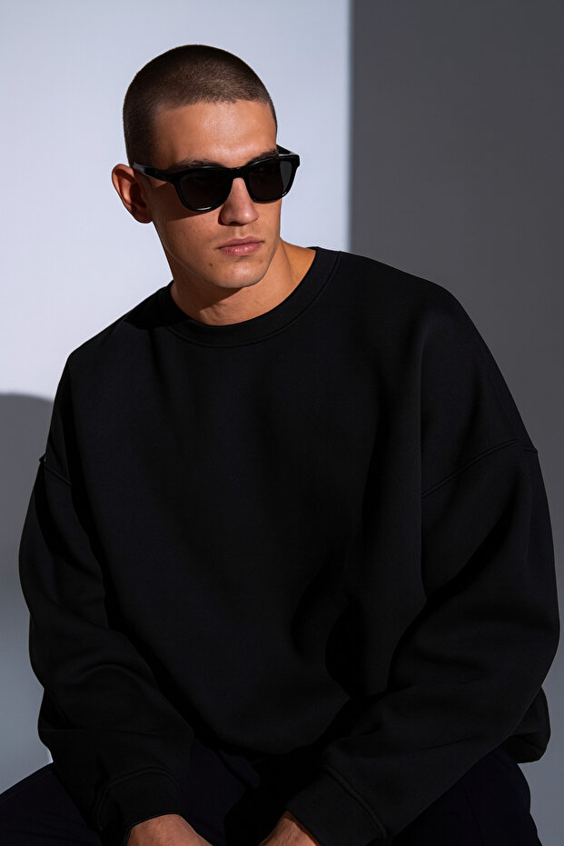 سويت شيرت أسود للرجال برقبة دائرية كبير الحجم مصنوع من الصوف السميك والناعم