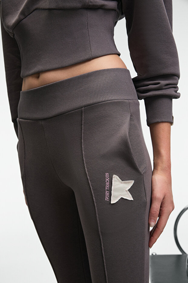 DAVIRA Kadın Pamuklu Baskı Ve Patch Detaylı Yanları Cepli Regular Antrasit Eşofman Altı - 5