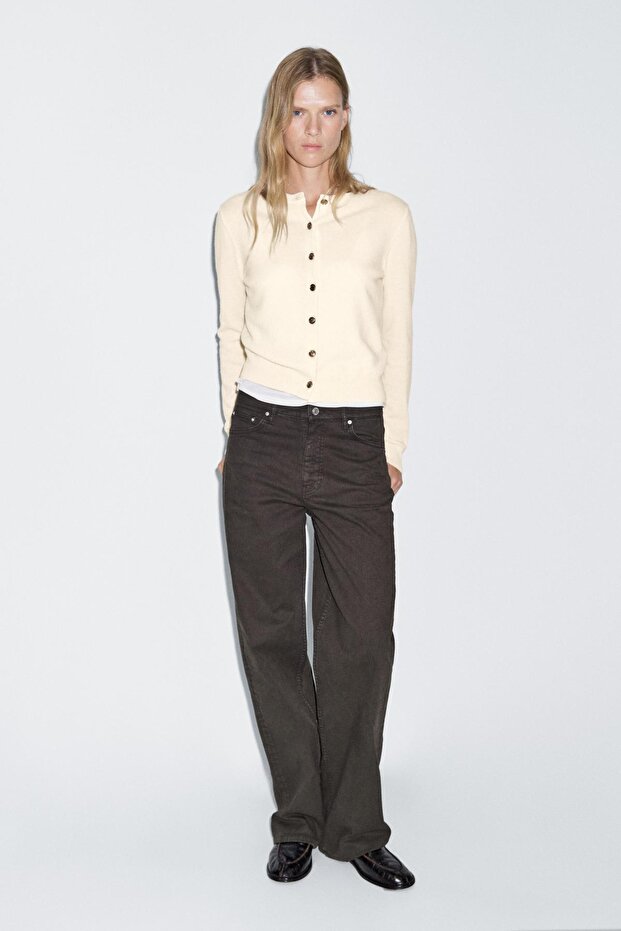 Altın rengi düğmeli %100 yün triko hırka - 1