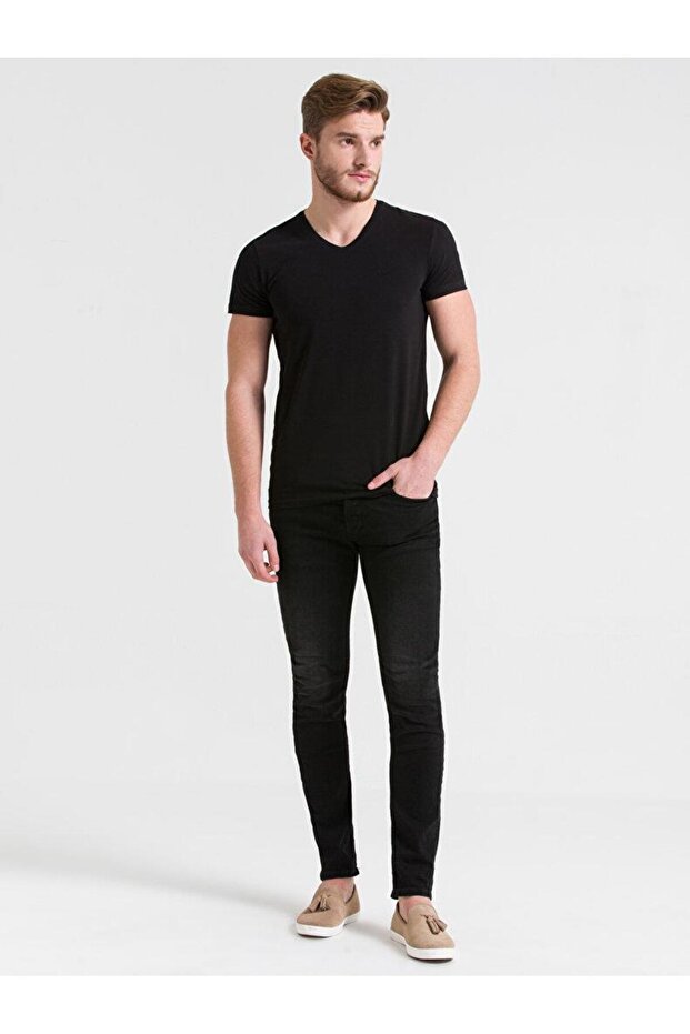 تي شيرت رمادي أساسي برقبة على شكل حرف V - 4