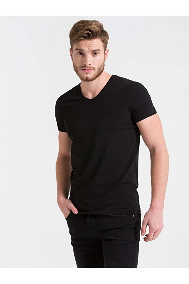 تي شيرت رمادي أساسي برقبة على شكل حرف V - 1