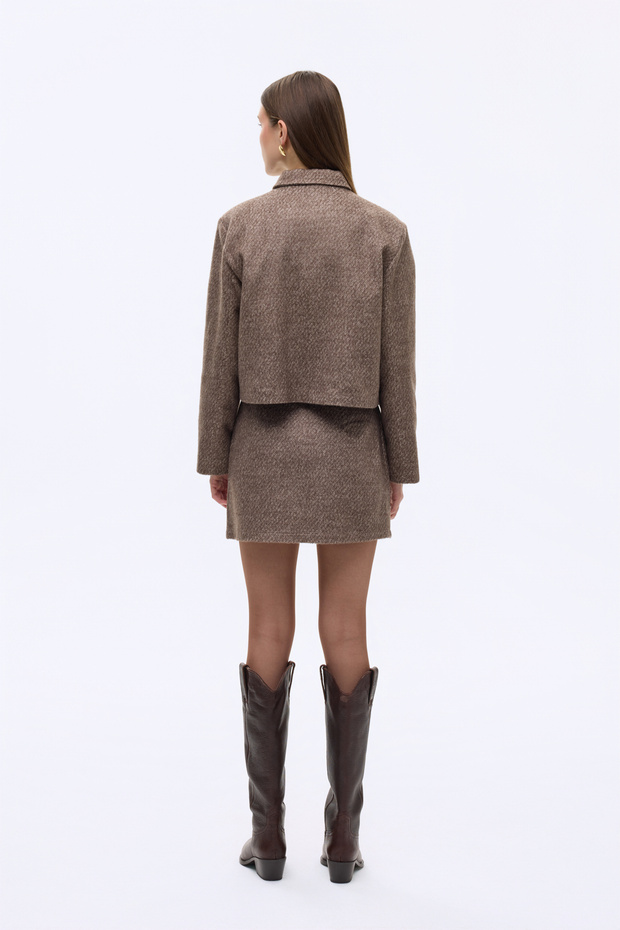 سترة بأزرار وجيوب ذات ملمس خاص باللون البني - 5