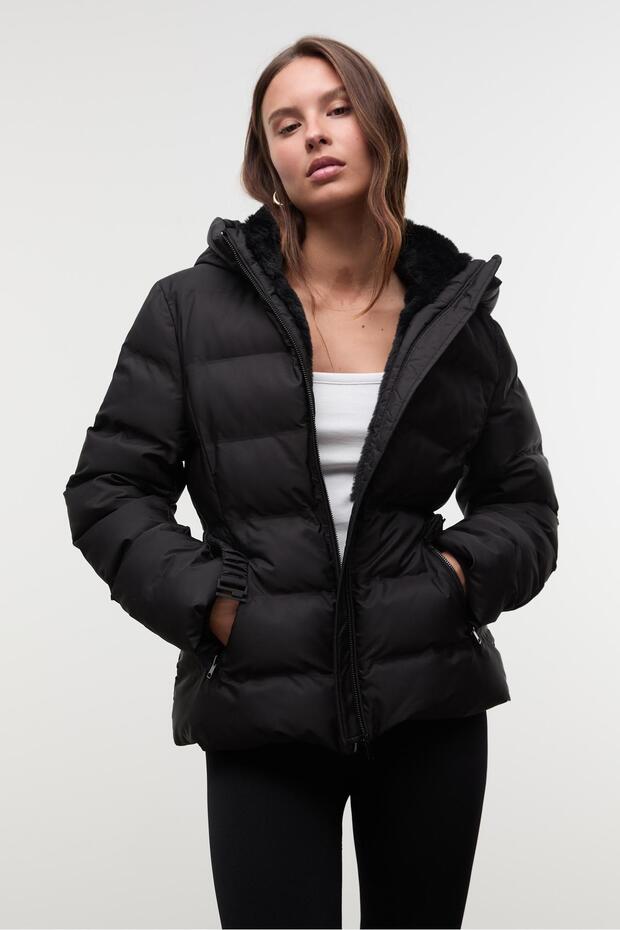 Kemerli ve kapüşonlu şişme mont - 1