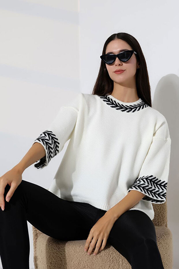 Women's White Crew Neck Patterned Knitwear Sweater