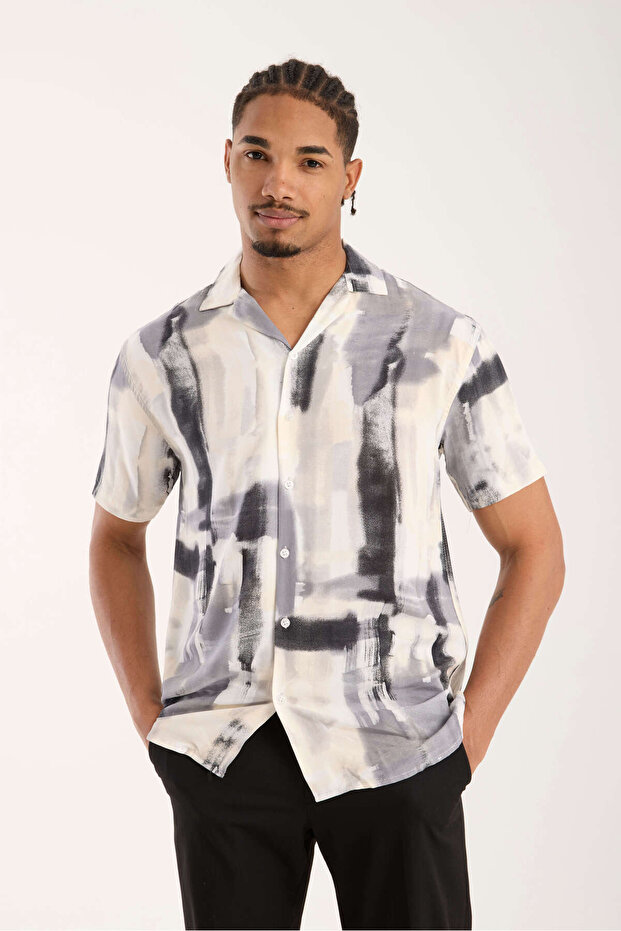 قميص رجالي كبير الحجم بنمط ملون - 1