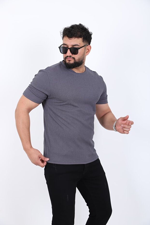 تي شيرت بتصميم بسيط أساسي - 2