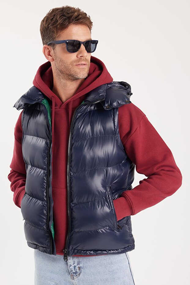 Men's standard fit regular cut sleeveless double pocket zippered warm navy puffer vest