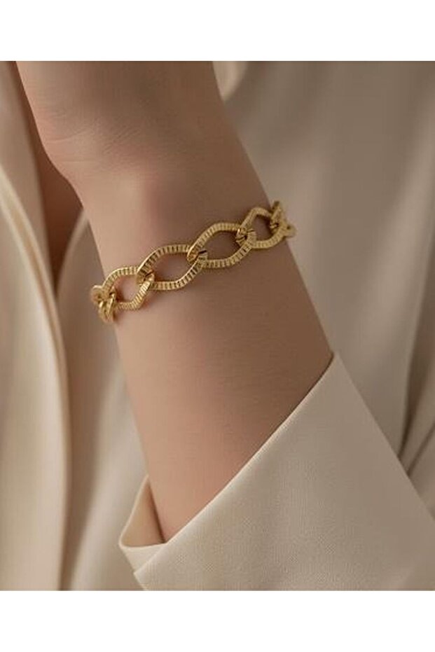 Stylish Women's Bracelet with Large Rings Elegant and Modern Design