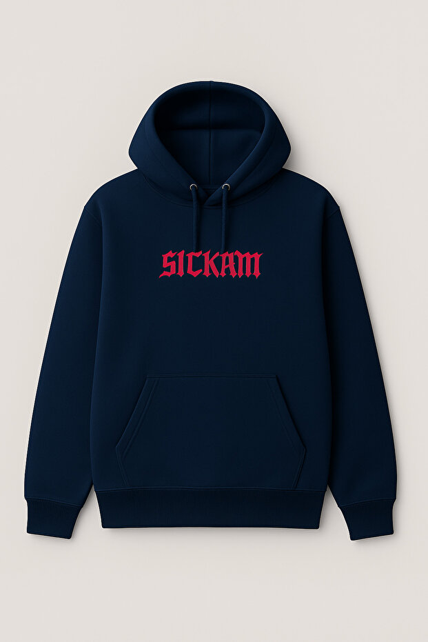 سترة رياضية كبيرة الحجم بقلنسوة وجيب على شكل كنغر، مكتوب عليها SICKAM من الأمام وSCREAM من الخلف مع طباعة العنكبوت