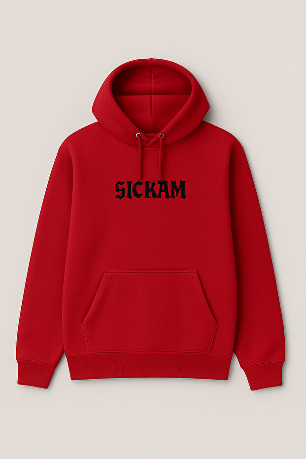 سترة رياضية كبيرة الحجم بقلنسوة وجيب على شكل كنغر، مكتوب عليها SICKAM من الأمام وSCREAM من الخلف مع طباعة العنكبوت