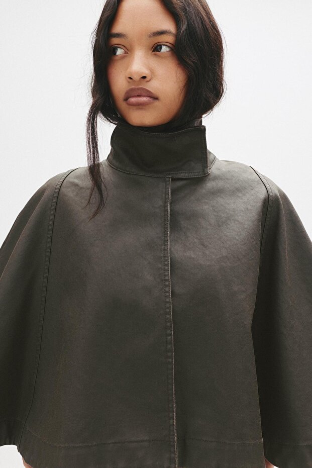 Mumlu görünümlü kısa pelerin - 6