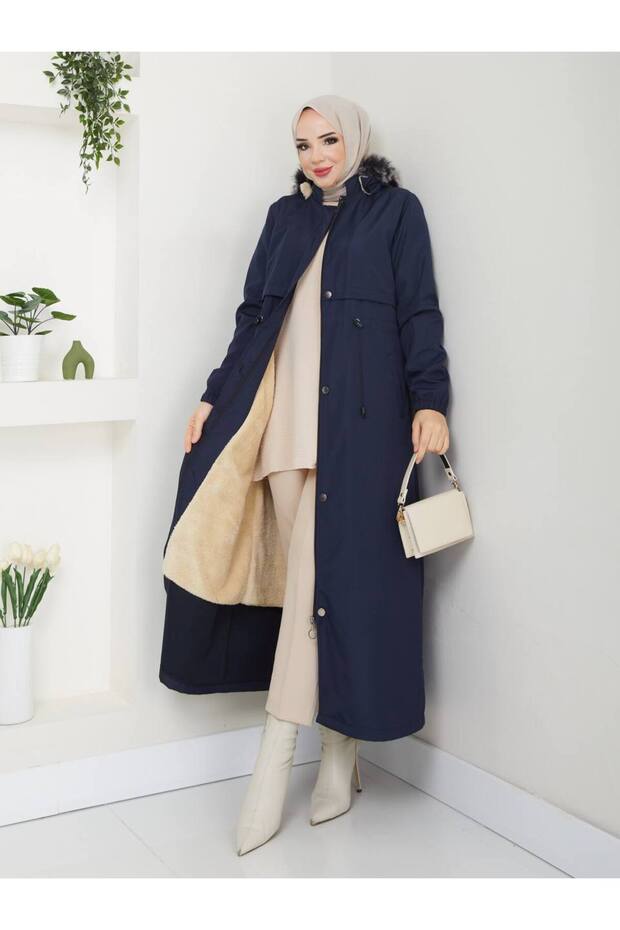 Women's Full-Length Coat with Zipper Closure and Fur Lining