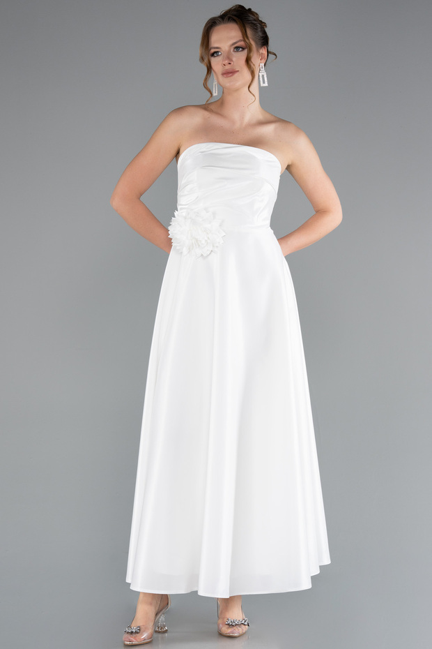 Ekru Straplez Çiçek Aksesuarlı Midi Saten Davet Elbisesi ABK2363 - 1