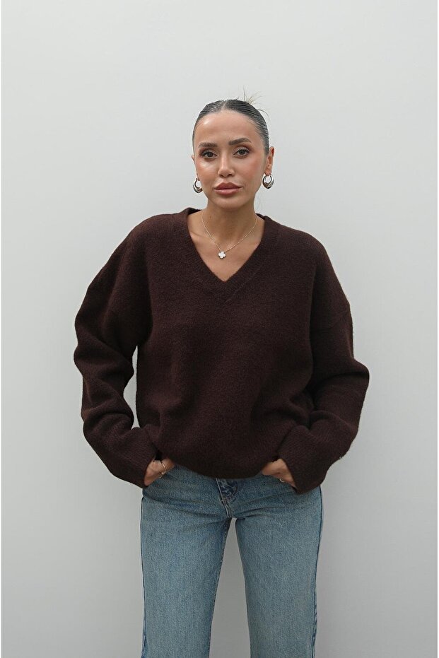 Brauner Pullover mit V-Ausschnitt und weicher Textur - 3