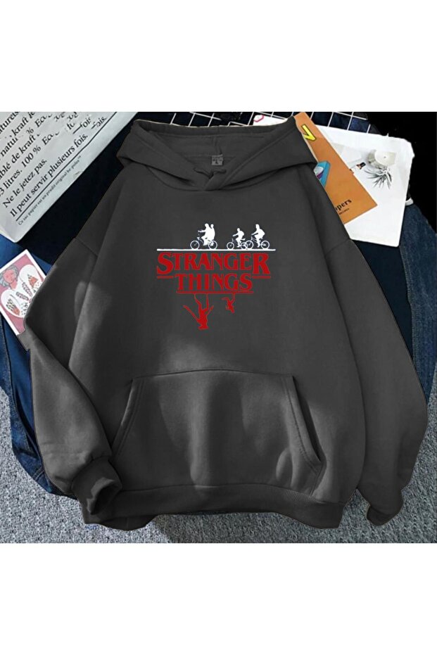 سويت شيرت Stranger Things - غطاء رأس كبير الحجم مطبوع باللون الأسود