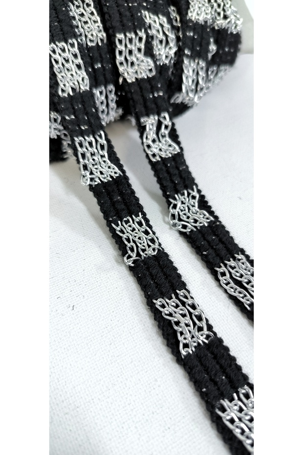 SILVER CHAIN DETAIL STRIP ON BLACK KNITTED