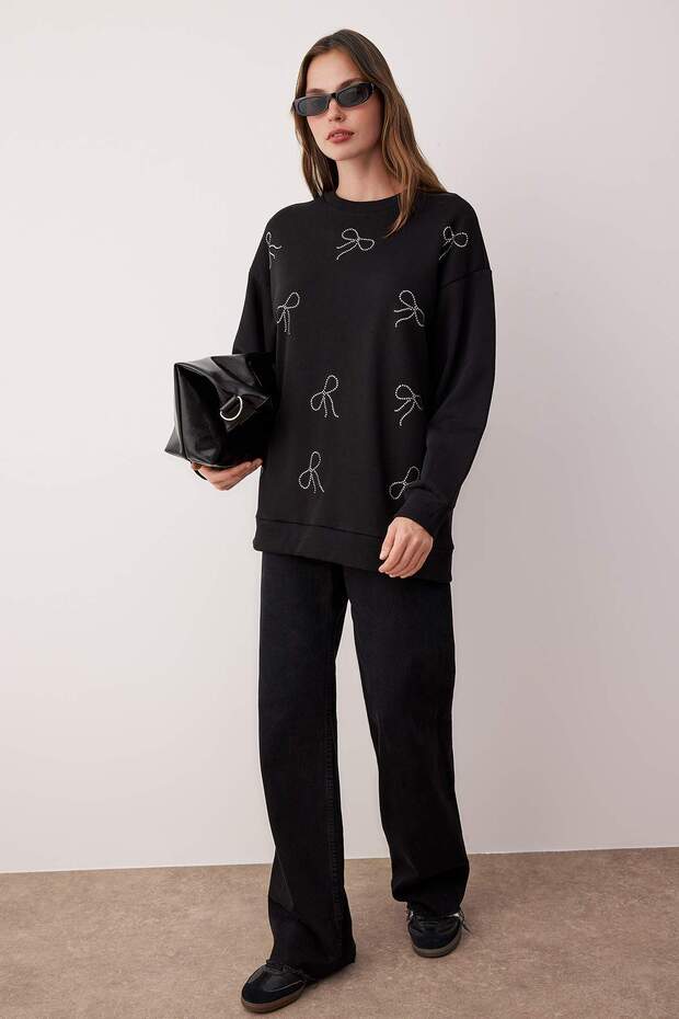 Siyah Taş Fiyonk Detaylı 3 İplik Ekstra Geniş Oversize Örme Sweatshirt TCTAW26TW00002