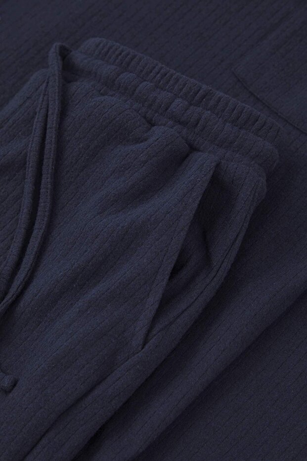 Lacivert Regular Fit Cepli Etiket Detaylı Yumuşak Tuşeli Kalın Örme Pijama Takımı TMNAW26PT00000 - 2