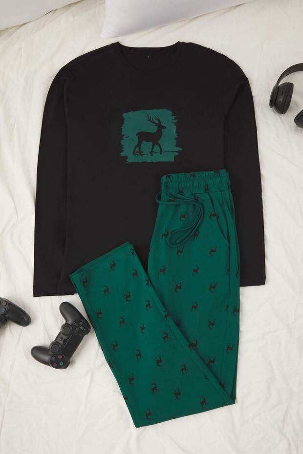 Zümrüt Yeşili Geyik Baskılı Regular Fit Örme Pijama Takımı TMNAW25PT00040