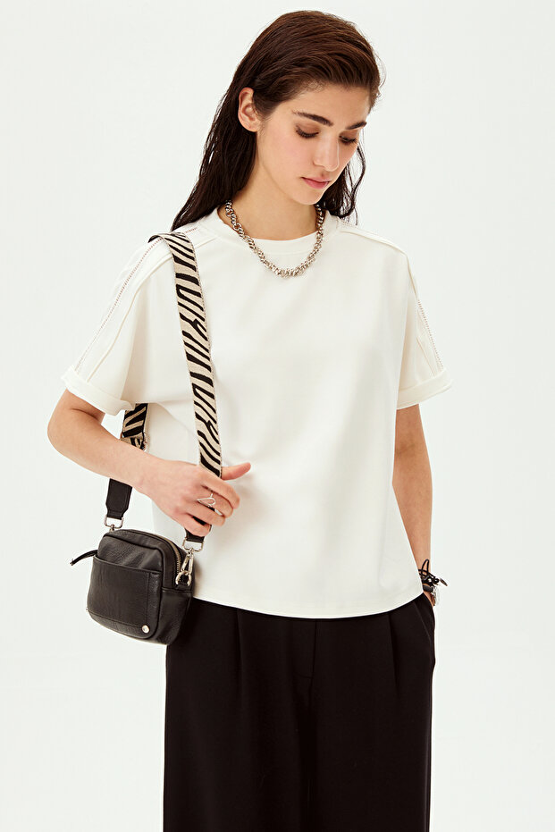 Kol Detaylı Bisiklet Yaka Regular Örme Tişört - 1